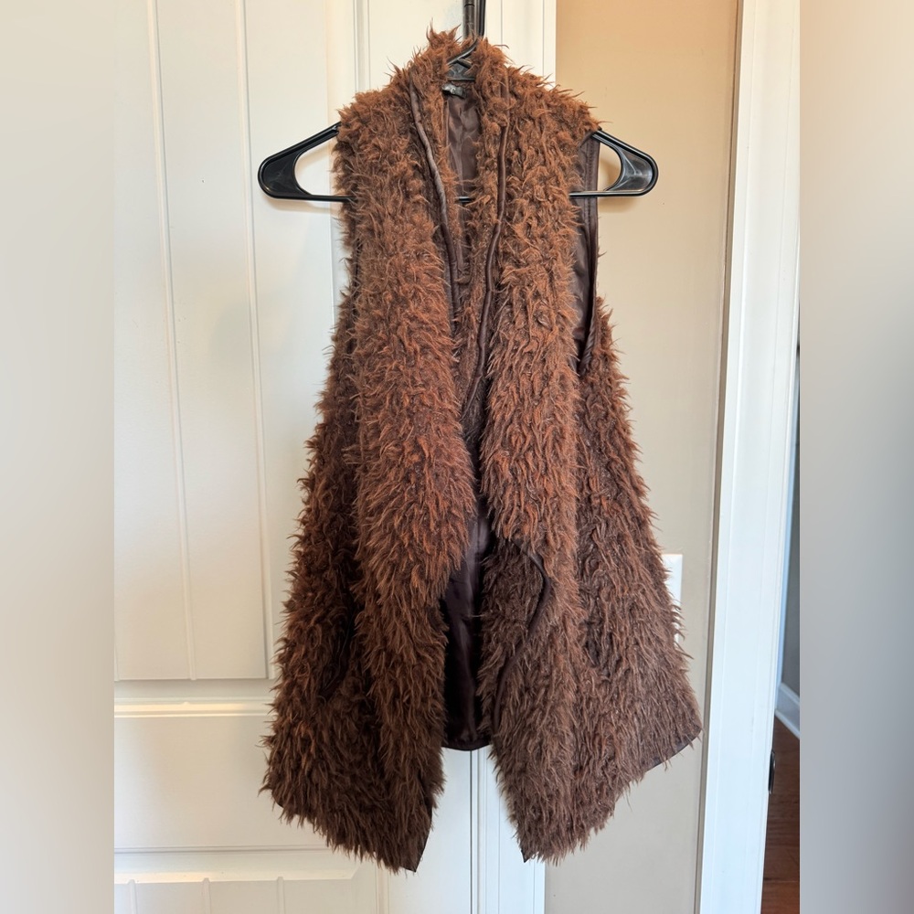 TCEC Dark Brown Faux Fur Vest Medium. Fall statement 🍂